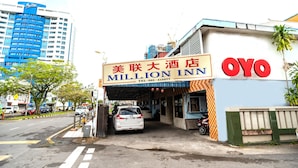 Ein Hotel Eingang mit einem Schild, das 'Million Inn' und 'OYO' zeigt.
