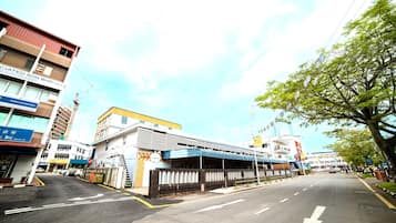 Un edificio de varios pisos con señalización para "DAIRIA Agricultural Center" y "CIATED SDN BHD".
