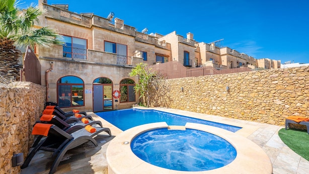 Pool - Levecca 2 Holiday Home (L-Għasri)