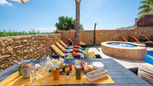 Outdoor dining - Levecca 2 Holiday Home (L-Għasri)
