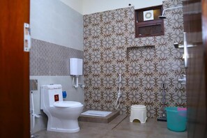 디럭스 더블룸 | 욕실 | 샤워 시설, 고급 세면용품, 슬리퍼, 타월