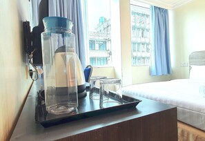Habitación doble Deluxe, 1 cama Queen size | Espacio para trabajar con laptop, wifi gratis y ropa de cama 