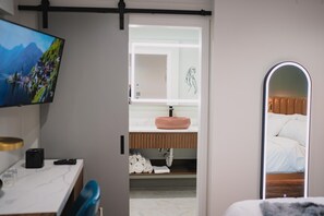 Premium bedding, down duvets, individually decorated - Hotel Avanti (Santa Maria)