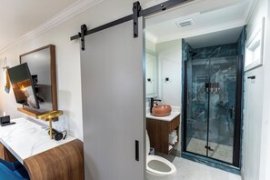 Suite (Daybed - 205) | Baño | Secador de pelo, toallas, jabón y champú