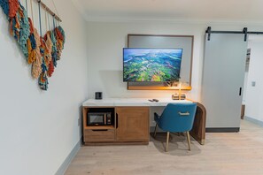 Family Studio Suite - 114 | Premium bedding, down comforters, individually decorated - Hotel Avanti (Santa Maria)