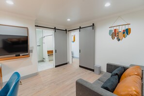 Suite Confort (ADA - 112) | Zona de estar | Smart TV de 50 pulgadas con canales por cable, Netflix