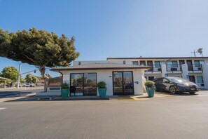 Front of property - Hotel Avanti (Santa Maria)