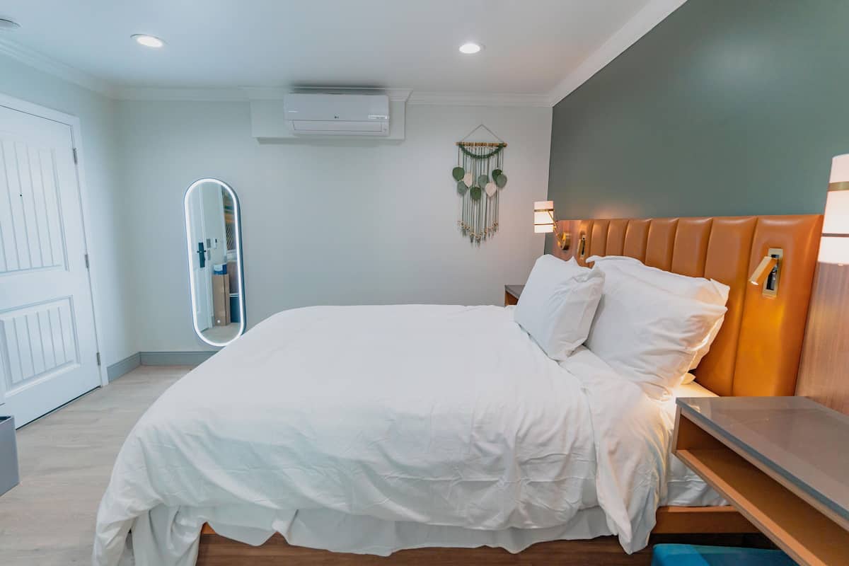 Habitación, 1 cama Queen size (ADA) | 1 habitación, ropa de cama de alta calidad y edredón