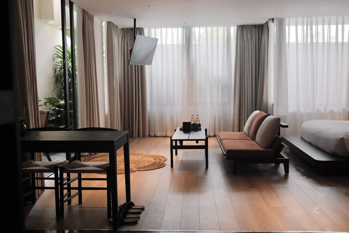 Deluxe Studio Suite | Premium bedding, minibar, in-room safe, desk