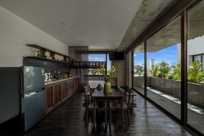 エグゼクティブ アパートメント | リビング エリア | 43 インチのLED テレビ (デジタル放送視聴可)