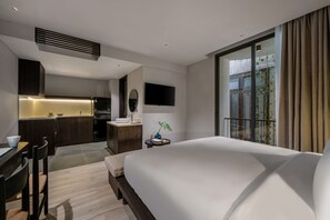 ベーシック スタジオ | 専用キッチン | 冷蔵庫、電子レンジ、コンロ、調理器具と食器