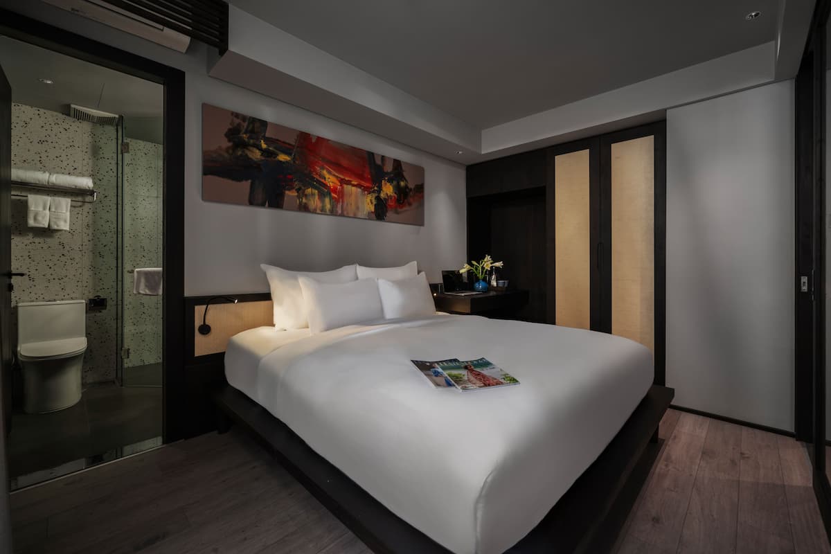 One-Bedroom Apartment with Balcony | Egyptian cotton sheets, premium bedding, down comforters