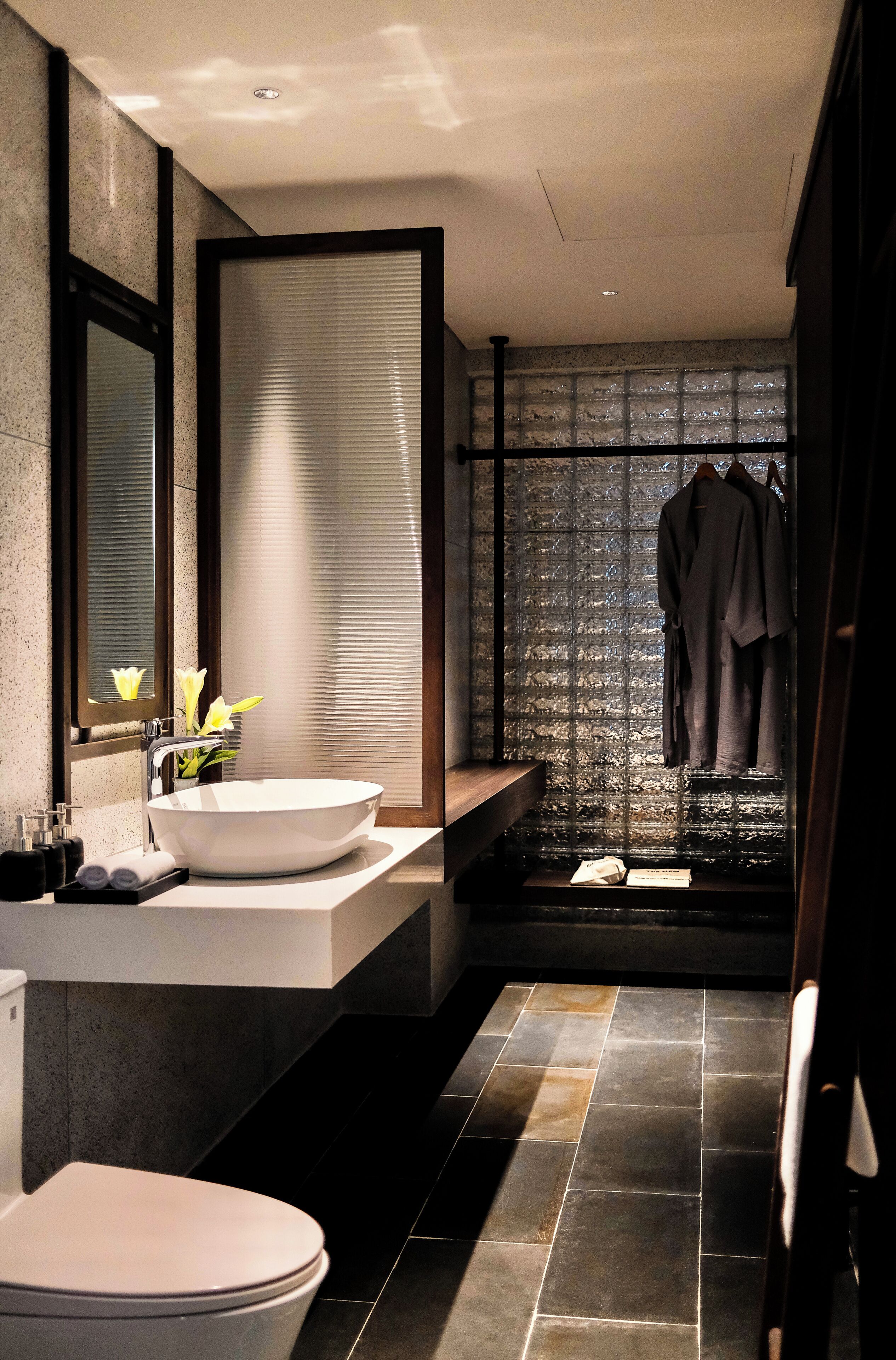 Un baño moderno con un lavamanos grande, espejo e hidromasaje.
