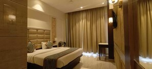 Executive Room | Meja, kalis bunyi, cadar katil 