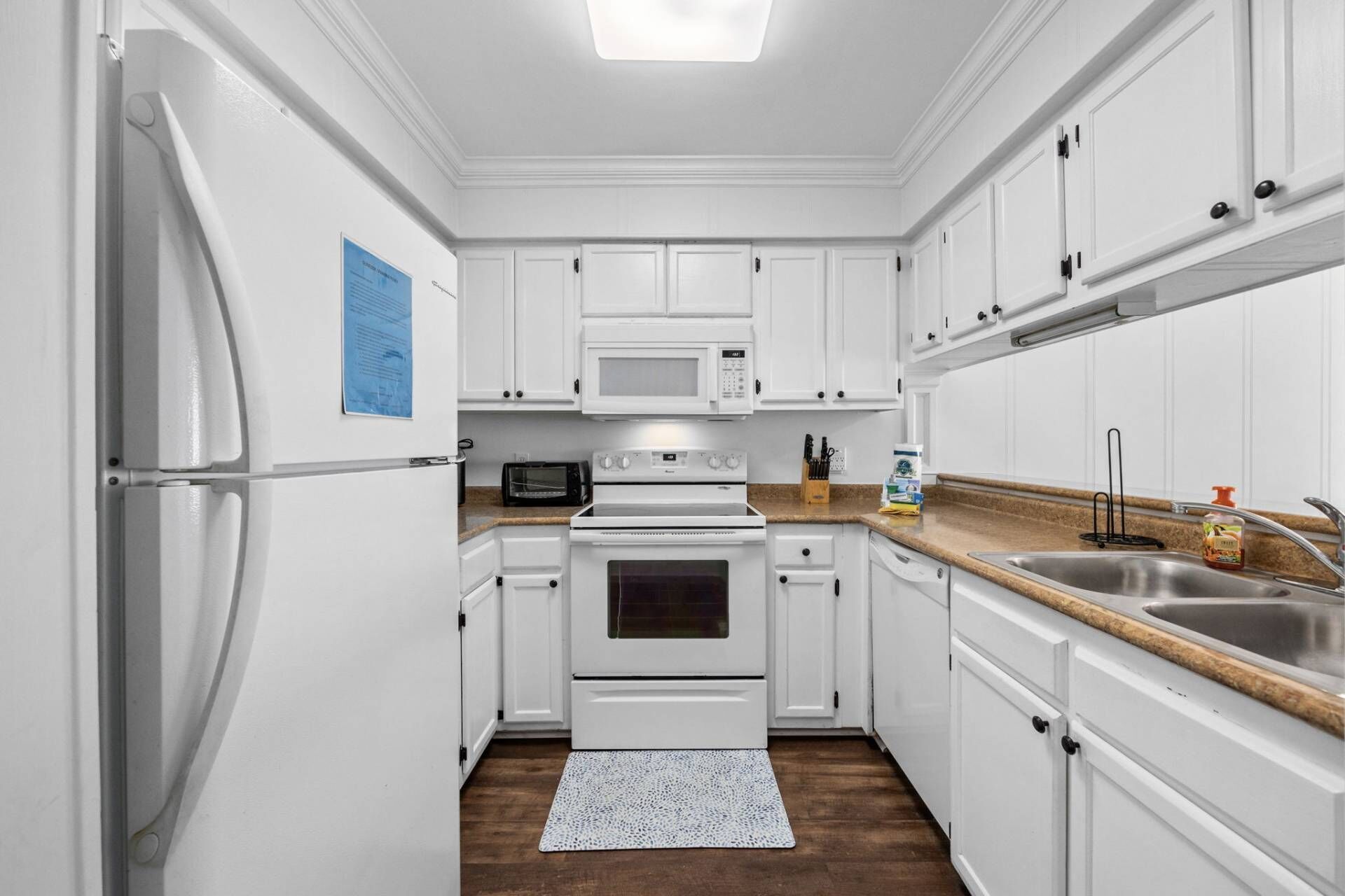 Réfrigérateur, micro-ondes, lave-vaisselle, cafetière/bouilloire