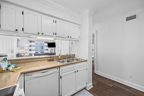 Refrigerador, microondas, lavavajillas y cafetera y tetera 