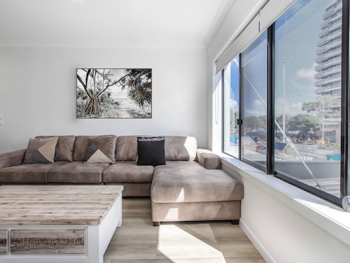 Modern apartment in the heart of Burleigh Heads!