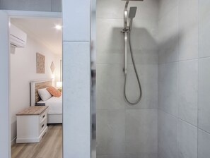 Séchoir à cheveux, serviettes fournies