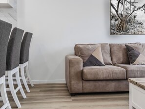 Smart TV - Modern apartment in the heart of Burleigh Heads! (Gold Coast)