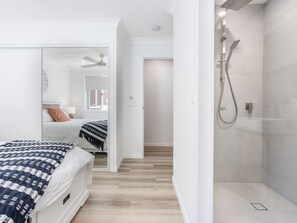 4 bedrooms, iron/ironing board, free WiFi, bed sheets - 4 Bedroom Escape in Burleigh Heads hub! (Gold Coast)