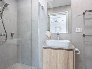 Shower, hair dryer, towels - 4 Bedroom Escape in Burleigh Heads hub! (Gold Coast)