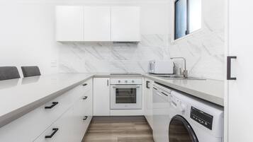 Kühlschrank, Mikrowelle, Ofen, Herdplatte