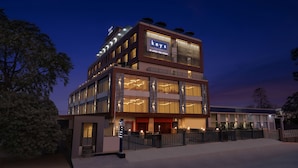 Um hotel com vários andares e sinalização visível para 'keys by lemon tree hotels'.