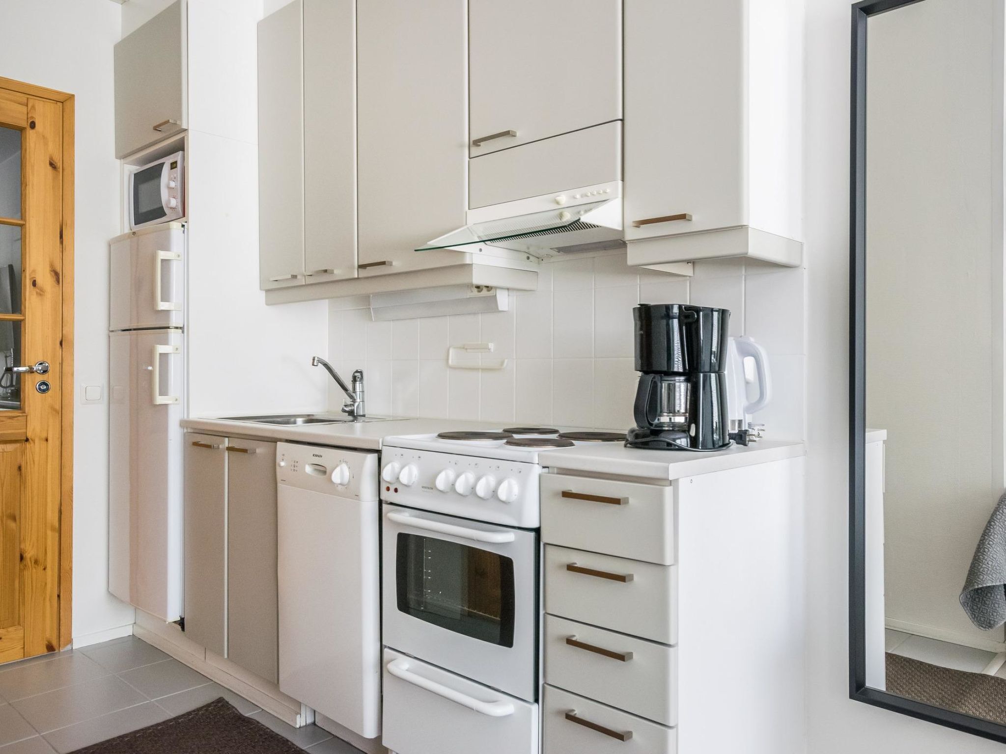 Jääkaappi, mikroaaltouuni, astianpesukone, leivänpaahdin