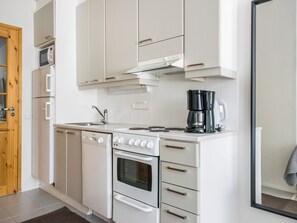 Køleskab, mikrobølgeovn, opvaskemaskine, brødrister