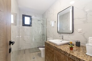 Een douche, een haardroger, handdoeken, zeep