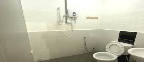 Family Suite | Bathroom | Shower, towels