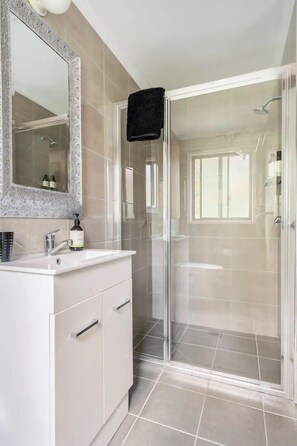 Dusche, Haartrockner, Handtücher, Seife