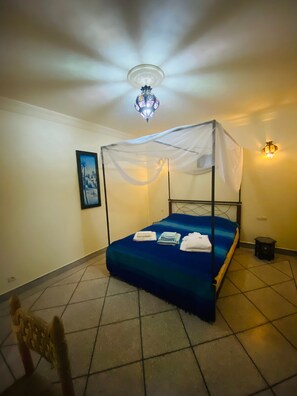 6 bedrooms, iron/ironing board, travel cot, WiFi