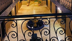 A rooftop terrace with a central fountain, potted plants, and a seating area. - Ryad Marocain Proche D'agadir 15 Personnes - 6 Chambres - 3 sdb - 1 Piscine (Ifentar)