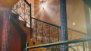A staircase with ornate black metal railings and a patterned floor. - Ryad Marocain Proche D'agadir 15 Personnes - 6 Chambres - 3 sdb - 1 Piscine (Ifentar)