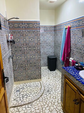 Een douche, een haardroger, handdoeken, zeep