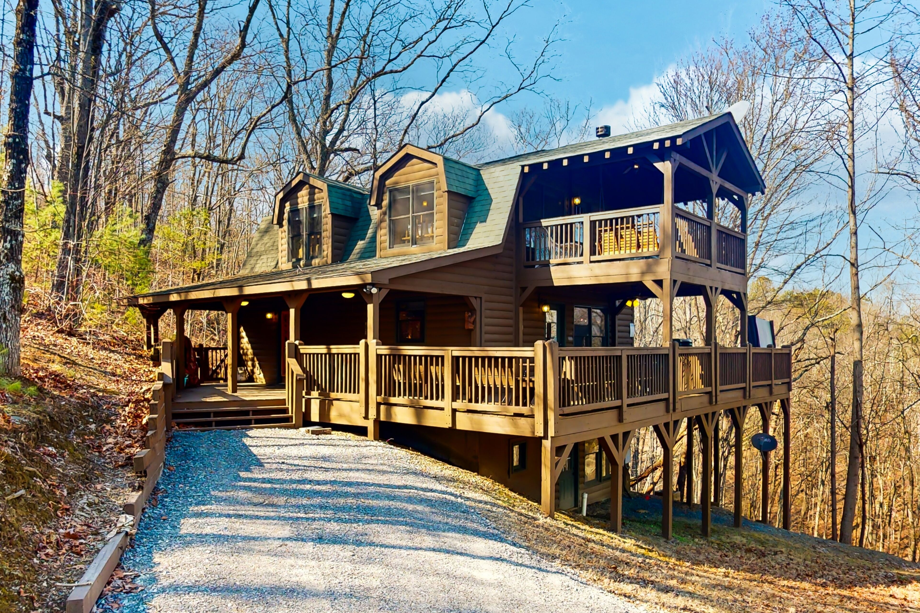 Stunning home with seasonal mtn views, large wrap-around decks, private hot tub