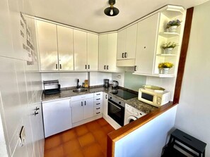 Een koelkast, een magnetron, een oven, een koffiezetapparaat/waterkoker