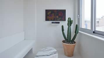 Suite urbana | Sala d'estar | Televisor intel·ligent de 43 polzades amb canals per cable
