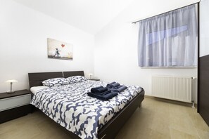 2 bedrooms, desk, WiFi, bed sheets