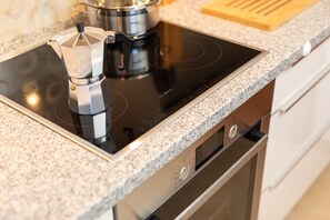 Kühlschrank, Ofen, Geschirrspüler, Wasserkocher