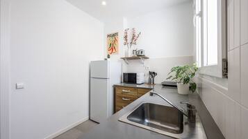 Refrigerador, microondas, cafetera y tetera y utensilios de cocina