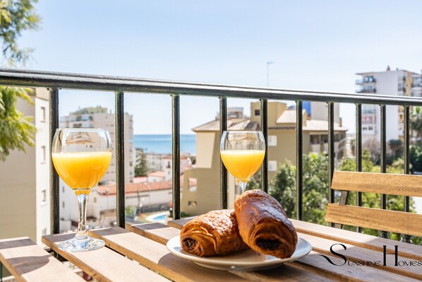 Outdoor dining - Stylish Seaview Terrace Retreat REF002 (Torremolinos)