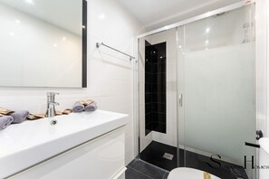 シャワー、ヘアドライヤー、タオル