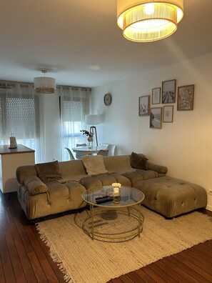 Living area - Appartement Moderne vue sur Canal en Face du Stade de France (Aubervilliers)