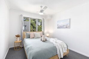 3 bedrooms, iron/ironing board, travel cot, WiFi - 600m to esplanade - Spacious + Everything you need (Pialba)