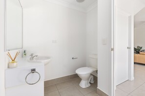 Dusche, Handtücher, Seife, Toilettenpapier