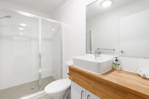 Shower, towels, soap, toilet paper - 600m to esplanade - Spacious + Everything you need (Pialba)