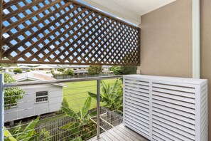 Property grounds - 600m to esplanade - Spacious + Everything you need (Pialba)