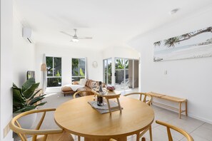 Interior - 600m to esplanade - Spacious + Everything you need (Pialba)